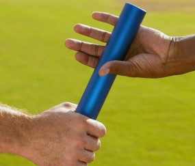 开云体育官网-当米切尔的引擎在街道咆哮，步行者的绝杀在高原回响