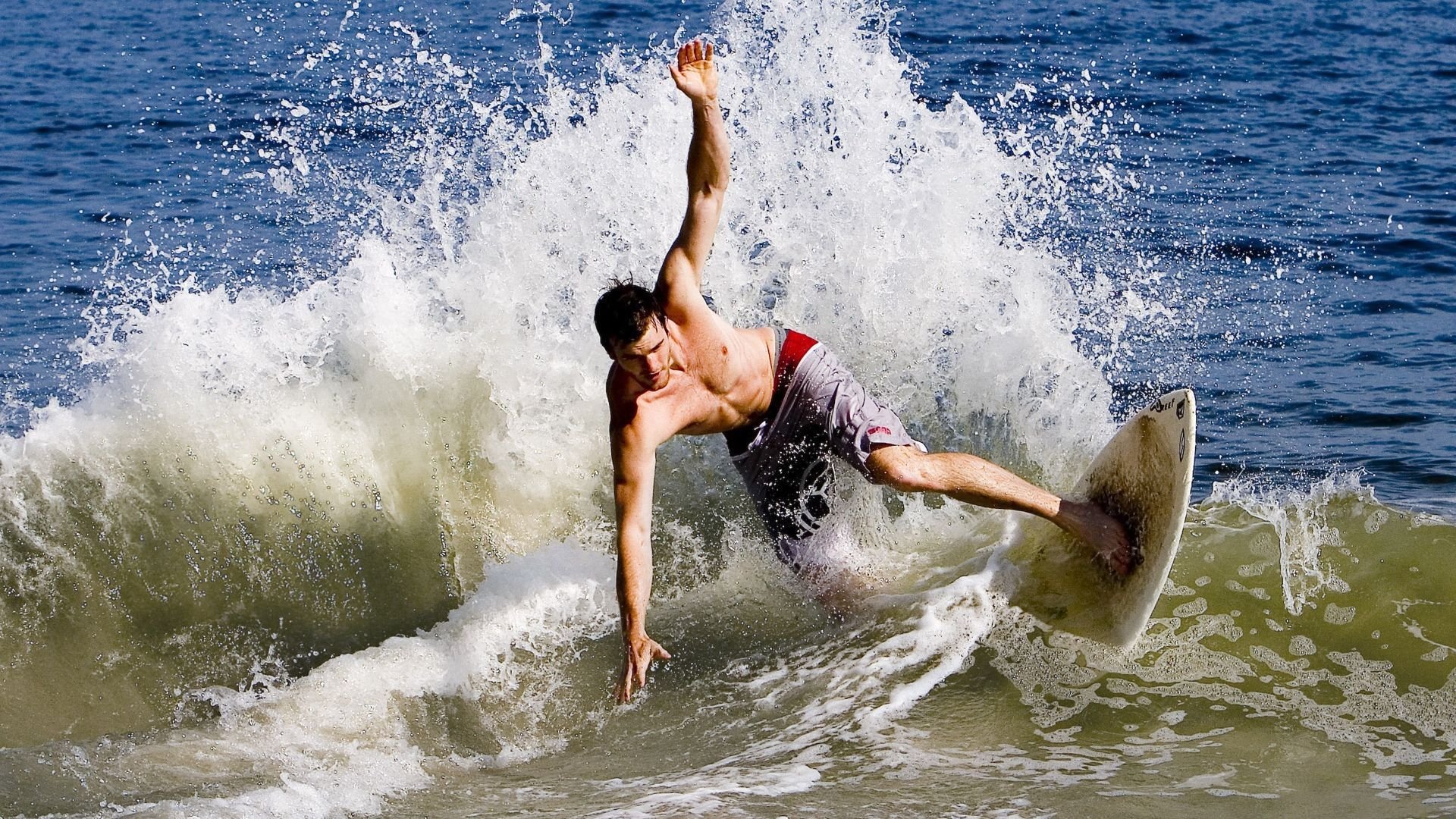 F1街道赛焦点战，公牛引擎轰鸣，赛道内外双杀魔术